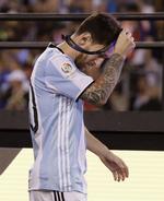 Øv! Sølvmedaljen fik ikke lov til at hænge længe om halsen på Lionel Messi, efter at Argentina havde tabt finalen til Chile i Copa America. 