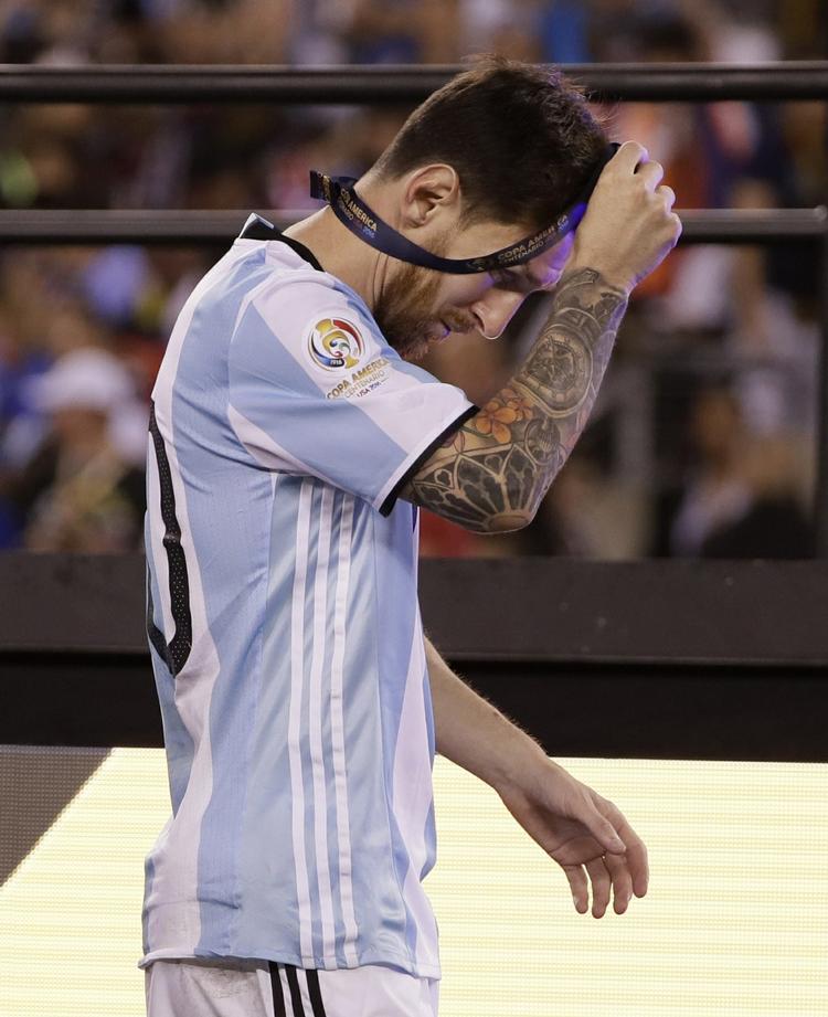 Øv! Sølvmedaljen fik ikke lov til at hænge længe om halsen på Lionel Messi, efter at Argentina havde tabt finalen til Chile i Copa America. 