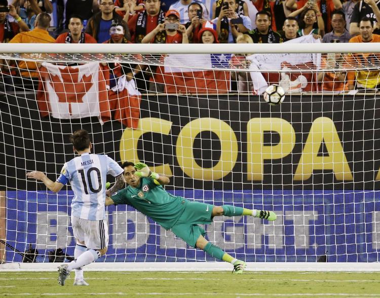 brændt. Selv om Lionel Messi har en gudsbenådet sparketeknik, brændte argentineren igen et straffespark, da Argentina tabte Copa America-finalen til Chile. 