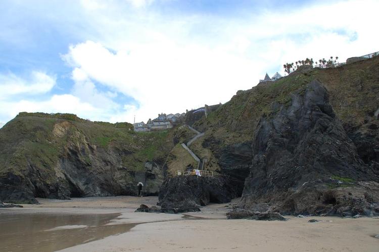 KYSTNÆRT. Oppe over klipperne ligger Hotel Victoria i Newquay. Her er det ebbe. På andre tider står vandet et par meter højere. 