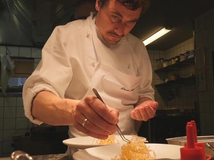 konkurrence. David Johansen fra restaurant Kokkeriet er blandt de kokke, der dyster i ’Sol over Gudhjem’. Foto: TV 2 