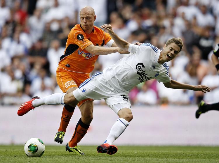 konesagen. Christian Keller (tv) har nu fundet en ny klub, efter Randers fritstillede den tidligere anfører oven på den såkaldte 'konesag'. 