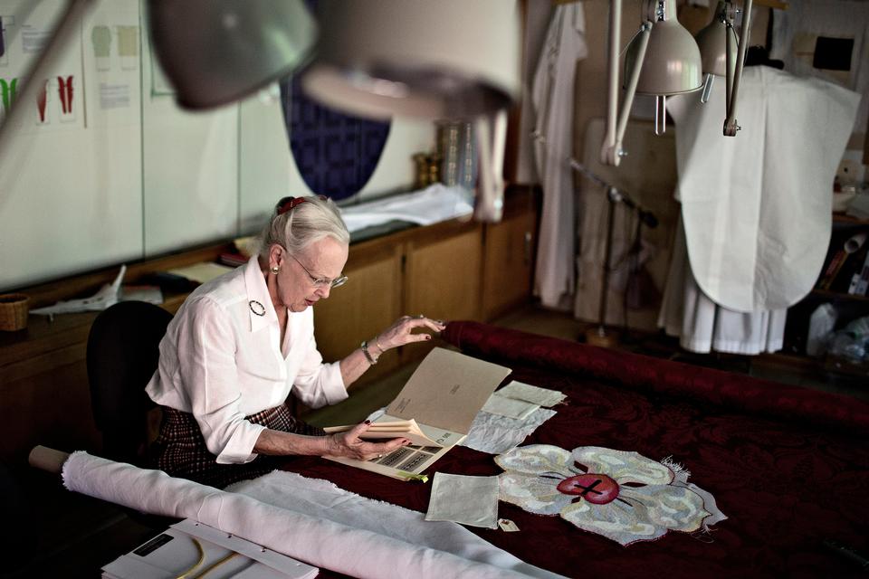 Her - i Selskabet for Kirkelig Kunsts lokaler - er dronning Margrethe gennem længere tid kommet for at arbejde. 
