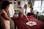 I Selskabet for Kirkelig Kunst bliver man faktisk lidt i tvivl om de kan nå at blive færdige i løbet af bare denne dag. »Har De mulighed for at kigge ind en gang mere«, bliver dronningen spurgt. 