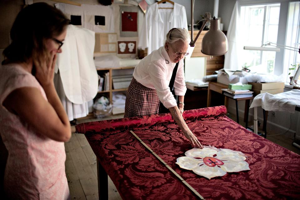I Selskabet for Kirkelig Kunst bliver man faktisk lidt i tvivl om de kan nå at blive færdige i løbet af bare denne dag. »Har De mulighed for at kigge ind en gang mere«, bliver dronningen spurgt. 