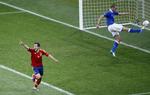 2012. Spanien og Italien mødtes også i EM-turneringen i 2012, hvor spanierne i finalen vandt med knusende 4-0 over italienerne. 