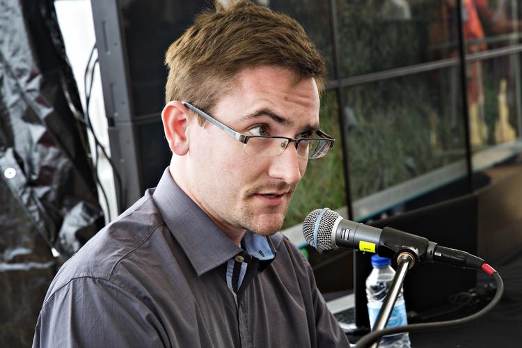 Snowden? Folk troede, de skulle diskutere Roskilde Festivals agressive datapolitik, men pludselig blev det annonceret, at Edward Snowden var kommet for at holde en tale. Derfra begyndte det at blive mærkeligt. 