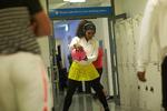 Uden for banen. Serena Williams træner nærmest konstant og gerne med musik i ørerne. Her med lyserød basketball inden en kamp. Foto: FremantleMedia Ltd 