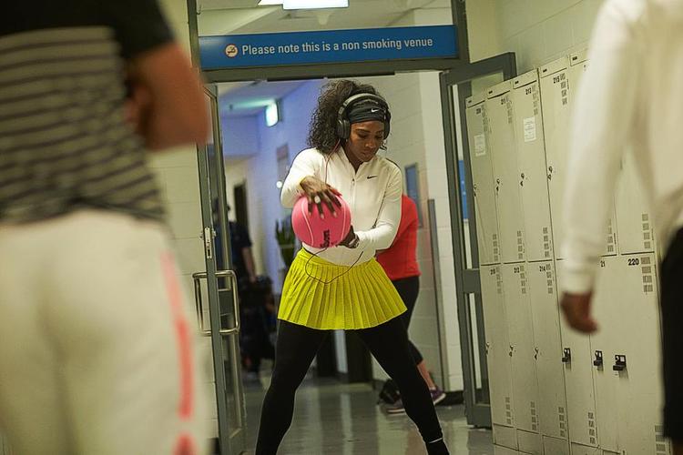Uden for banen. Serena Williams træner nærmest konstant og gerne med musik i ørerne. Her med lyserød basketball inden en kamp. Foto: FremantleMedia Ltd 