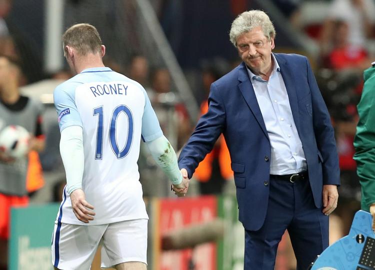 FARVEL. Landstræner Roy Hodgson og anfører Wayne Rooney hilser mod slutningen af opgøret mod Island. Hodgson forlader jobbet - måske følger Rooney samme vej. 