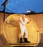 MIDTPUNKT. Olaf Johannessens bonde-Jeppe bliver installeret som altings centrum af scenografen Steffen Aarfing i stil med antikkens indskrivning af mennesket i universets cirkel som altings mål. 