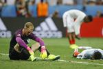 udslukte. Englands målmand Joe Hart (tv) indrømmede, at både han og holdet havde leveret en skidt indsats mod Island. 