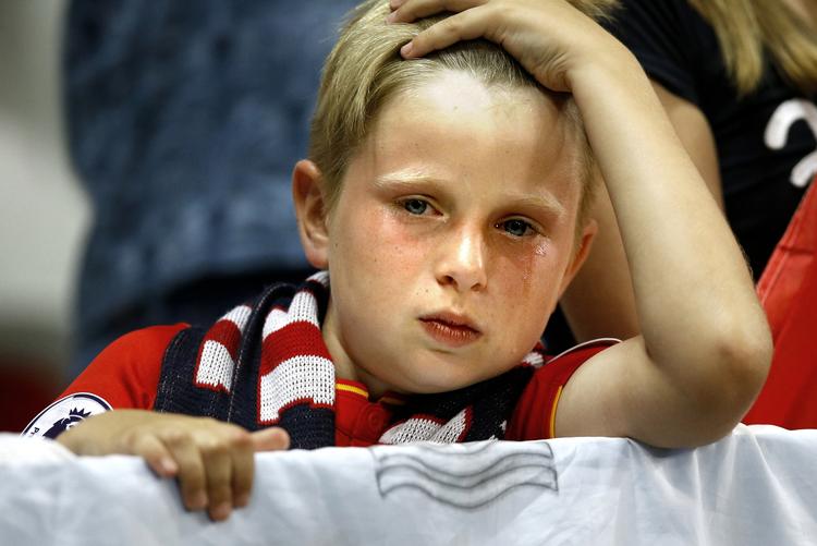 Øv. En engelsk dreng græder på stadionet i Nice, efter at Island har slået landet ud af EM-slutrunden. 