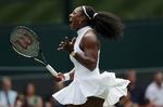FAVORIT. Serena Williams kom let frem til 2. runde i Wimbledon, da hun tirsdag besejrede schweiziske Amra Sadikovic i to sæt. 