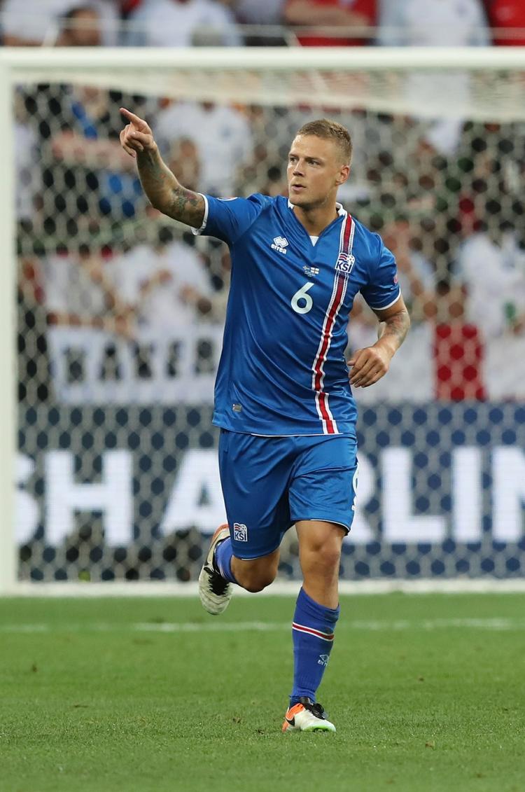 klassekamp. Ragnar Sigurdsson har udlignet den engelske føring i den islandske triumf, hvor han med afstand var kamepns bedste spiller. 