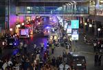 EKSPLOSIONER. Ambulancefolk og sikkerhedspersonale arbejder udenfor terminalerne i lufthavnen Ataturk i Istanbul. 