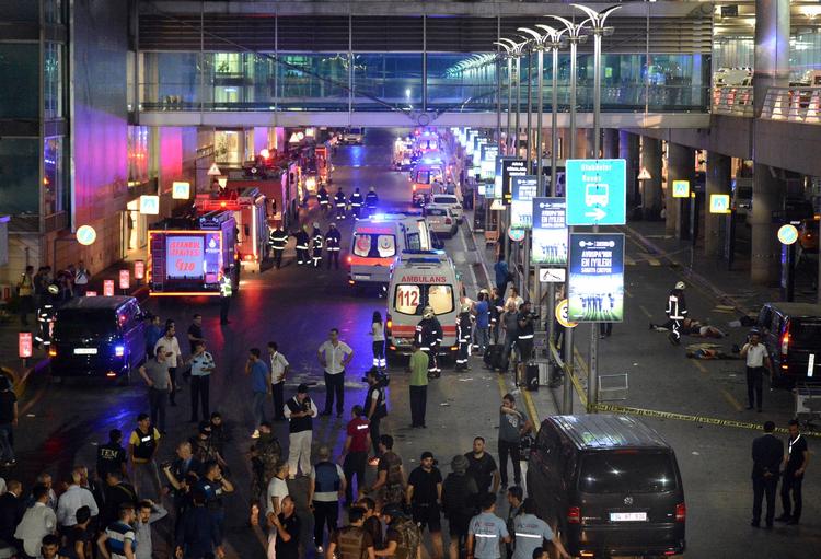 EKSPLOSIONER. Ambulancefolk og sikkerhedspersonale arbejder udenfor terminalerne i lufthavnen Ataturk i Istanbul. 
