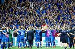 Tak. De islandske fodboldspillere sejrer den overraskende 2-1-sejr over England ved EM sammen med deres fans. Foto: Claude Paris/AP 