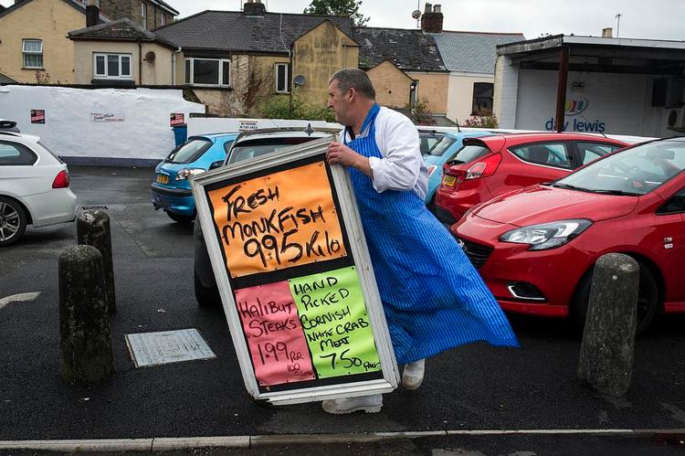 Farvel. John Ketch driver fiskehandlen i byen Bodmin i Cornwall. Han hører til dem, der stemte nej til EU, og som bestemt ikke har fortrudt. 