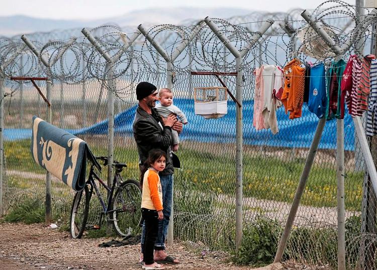 Trøstesløst. Situationen i flygtningelejren Islahyie er trøstesløs. Værst af alt er, at der er intet for de voksne at lave. 
