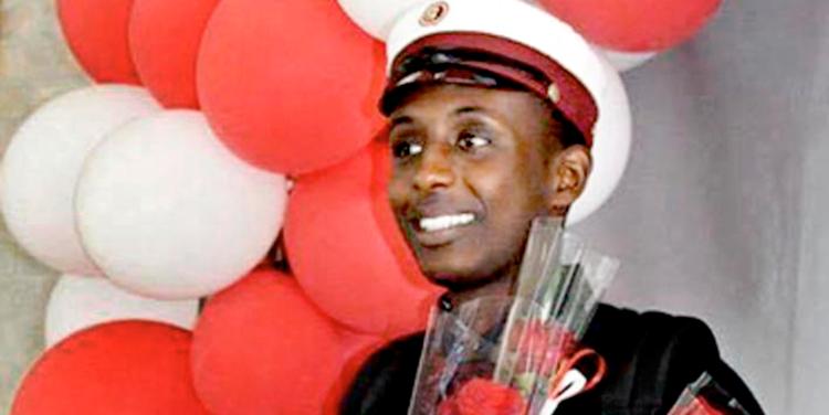 Sådan. Med sin studenterhue vil Kassim Mohammad Mahmoud lukke munden på dem, der stempler folk fra ghettoer som samfundsnassere og kriminelle. 