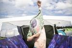 Væk. Toke er 22 år og har været på Roskilde Festival flere gange før. I år har han tilbragt 24 timer med en diktafon om halsen, så Politiken kunne lave den her artikel om, hvordan en dag kan se ud, når man er almindelig gæst på festivalen. Den kan se ret vild ud. 