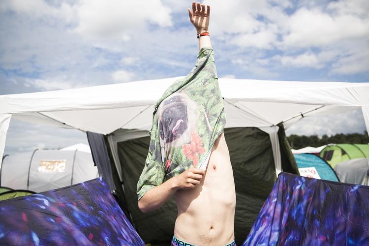 Væk. Toke er 22 år og har været på Roskilde Festival flere gange før. I år har han tilbragt 24 timer med en diktafon om halsen, så Politiken kunne lave den her artikel om, hvordan en dag kan se ud, når man er almindelig gæst på festivalen. Den kan se ret vild ud. 
