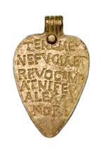 Slave. Slaven i det gamle Rom var ikke en fri mand, men tilhørte sin herre og var udstyret med 'hundetegn'. 