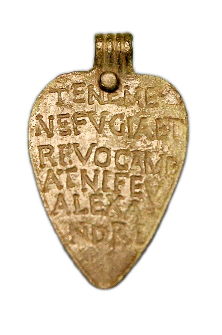 Slave. Slaven i det gamle Rom var ikke en fri mand, men tilhørte sin herre og var udstyret med 'hundetegn'. 