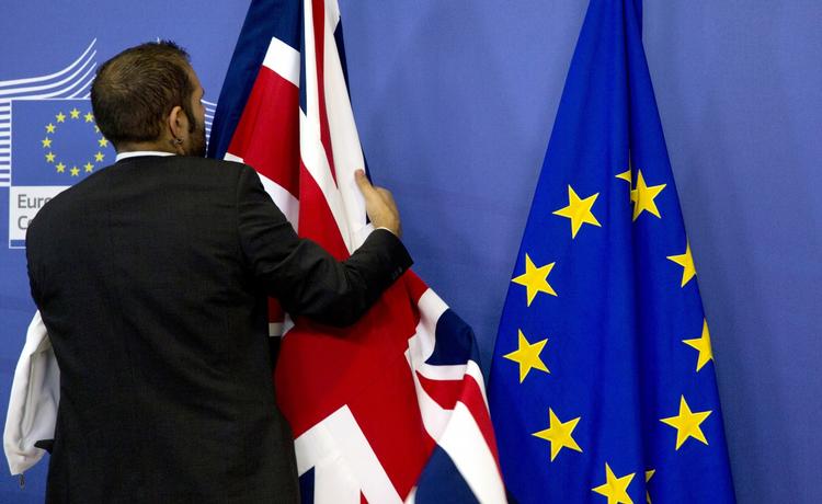 UDTRÆDEN. Der rettes på det britiske flag i Bruxelles op til et topmøde. Men det skal snart fjernes fra EU efter folkeafstemningen om løsrivelse, som tilhængerne af britisk selvstændighed vandt. 