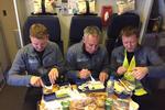 FLYMAD. Den helt afgørende flyvetur fra Tyrkiet og Israel var svær at få arrangeret. Men det lykkedes med et fragtfly. Cargo class, som holdet siger. Fra venstre Sebastian Bierhalter, Michael Griffith og Jan Kalmar. 
