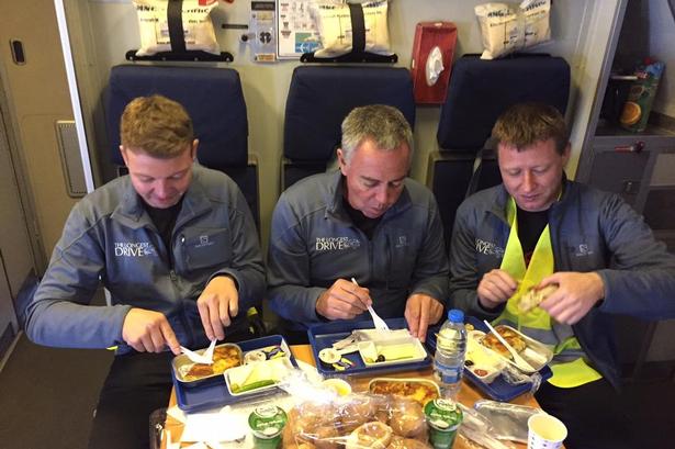 FLYMAD. Den helt afgørende flyvetur fra Tyrkiet og Israel var svær at få arrangeret. Men det lykkedes med et fragtfly. Cargo class, som holdet siger. Fra venstre Sebastian Bierhalter, Michael Griffith og Jan Kalmar. 