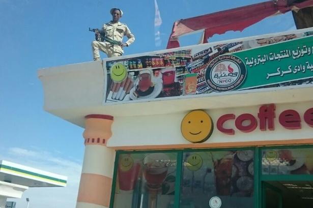 KONTROL. Da holdet havde forladt Europa, kom de til mange forskellige kontrolposter. Ofte med bevæbnede vagter. Her ved Hurghada i Egypten. 