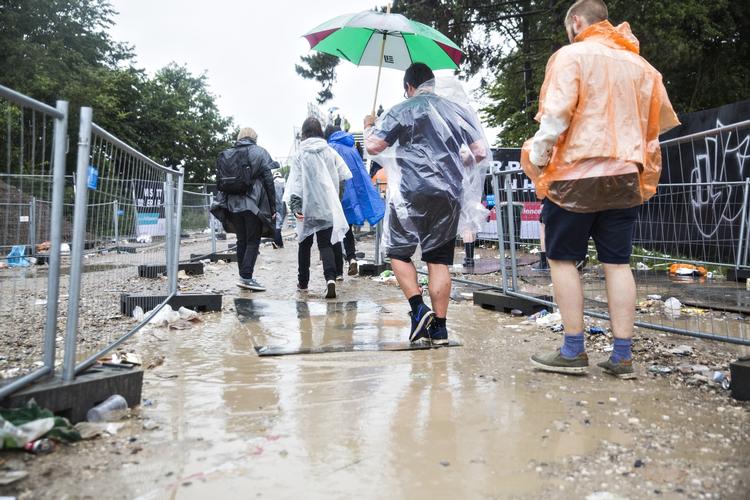 2016. Folk strømmer til Roskilde i år. 