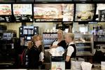 TILFREDSHED. Cecilie Reumert Rugaard på 17 år fortæller Birgit Ehlers fra Arbejdstilsynet om, hvordan det er at arbejde på McDonalds på Frederiksberg. Hun har ikke en finger at sætte på sin arbejdsplads. 