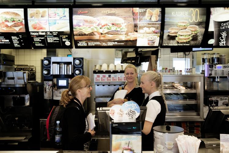 TILFREDSHED. Cecilie Reumert Rugaard på 17 år fortæller Birgit Ehlers fra Arbejdstilsynet om, hvordan det er at arbejde på McDonalds på Frederiksberg. Hun har ikke en finger at sætte på sin arbejdsplads. 