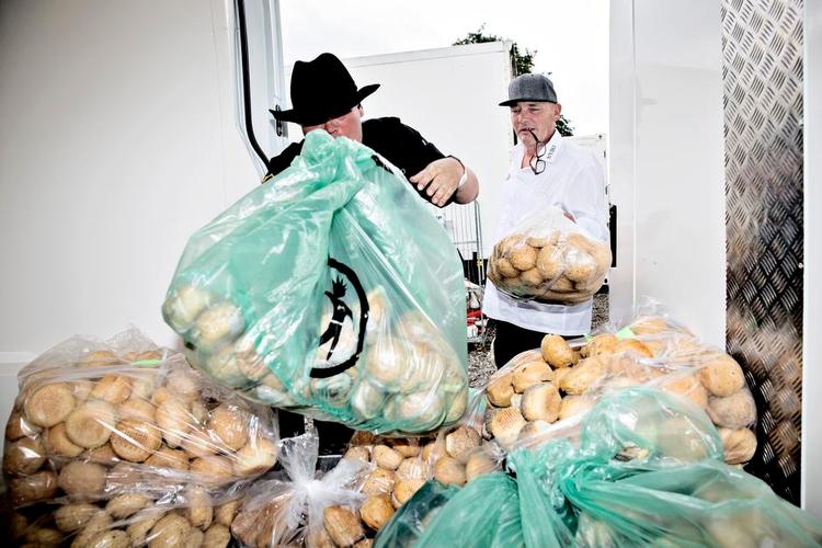 brødbjerg. Det Gyldne Brød, bageren ved indgang Øst på Roskilde Festival, havde sandwiches i overskud forleden. 