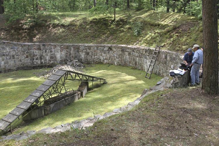 Findested. Det var i skoven Ponar uden for hovedstaden Vilnius, at de jødiske fanger i al hemmelighed ved hjælp af skeer og de bare næver udgravede tunnelen. 