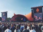 ORANGE. Damon Albarn åbnede Orange Scene i høj sol efter en grå og regnfuld onsdag. 