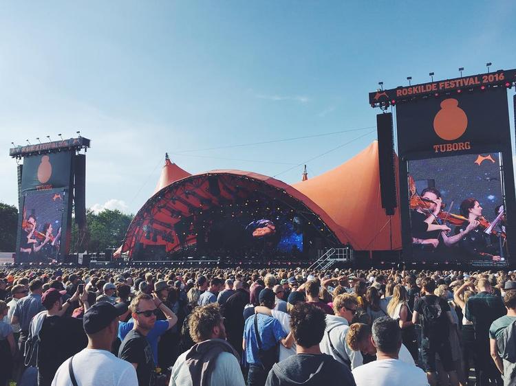 ORANGE. Damon Albarn åbnede Orange Scene i høj sol efter en grå og regnfuld onsdag. 