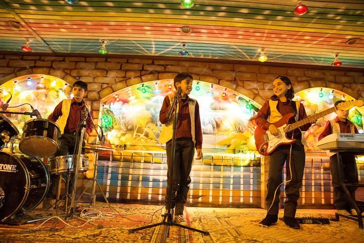 Stjernedrømme. Første del af filmen bæres igennem af børneskuespillerne, der går til sagen med fængslende alvor og et ukueligt glimt i øjet. 