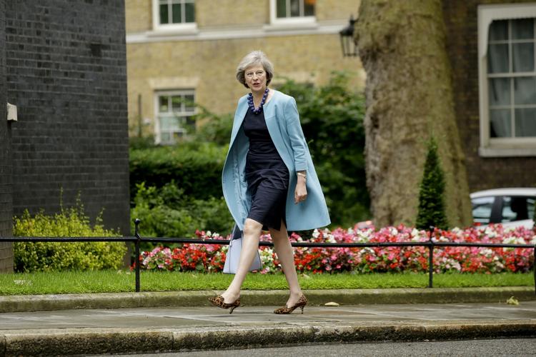 Brexit. Theresa May annoncerer, at hun stiller op til at afløse David Cameron som leder for Det Konservative Parti. 