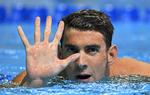 Rio-billet. Den amerikanske svømmestjerne Michael Phelps vinker til kameraet, efter at det stod klart, at han har kvalificeret sig til OL. 
