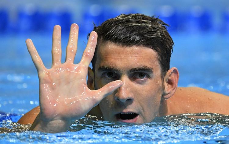 Rio-billet. Den amerikanske svømmestjerne Michael Phelps vinker til kameraet, efter at det stod klart, at han har kvalificeret sig til OL. 
