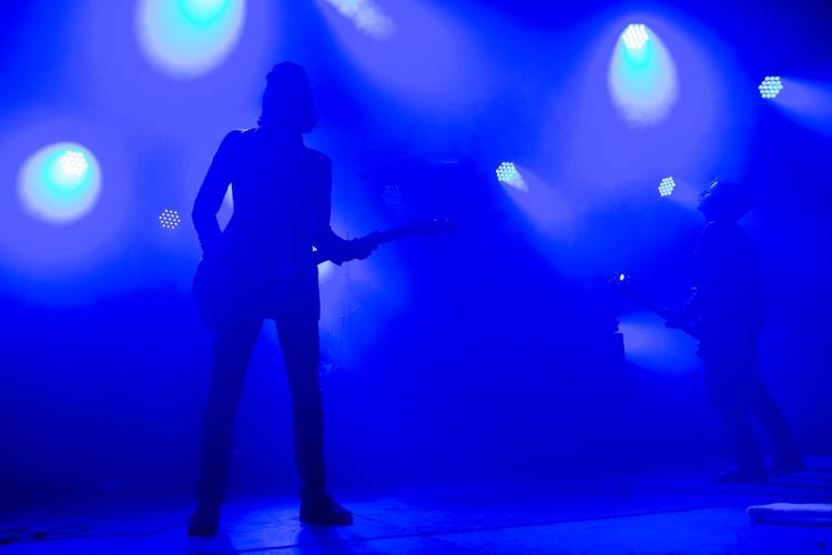 Blåt. Föllakzoid lagde hele scenrummet i Pavilion i en tåge af modlys. 