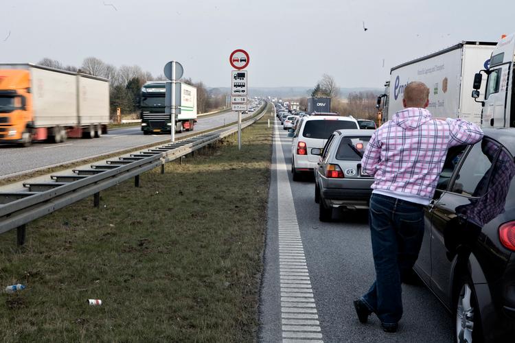 KØ. Sommerferie er ofte lidt med bilkøer - her på motorvejen på Fyn. (Arkivfoto) 