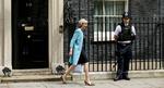 Frontløber. Indenrigsminister Theresa May - forlader her et regeringsmøde i Downing Street i mandags - har meldt sig på banen til at efterfølge David Cameron som premierminister. De berømte leopardsko bragte var igen på banen. 