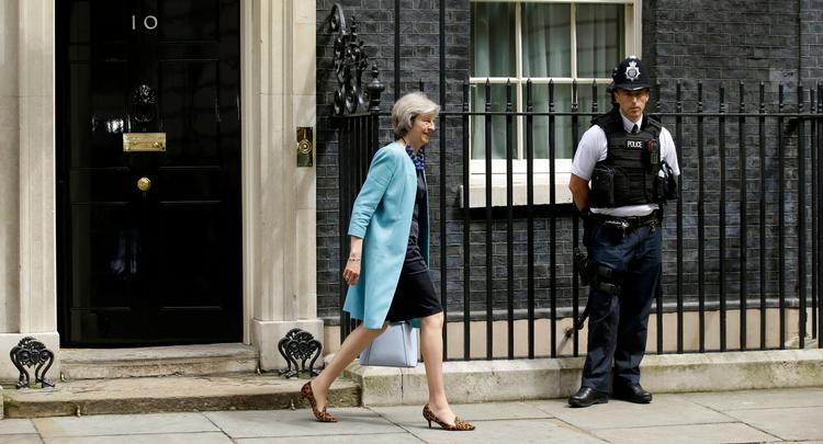 Frontløber. Indenrigsminister Theresa May - forlader her et regeringsmøde i Downing Street i mandags - har meldt sig på banen til at efterfølge David Cameron som premierminister. De berømte leopardsko bragte var igen på banen. 