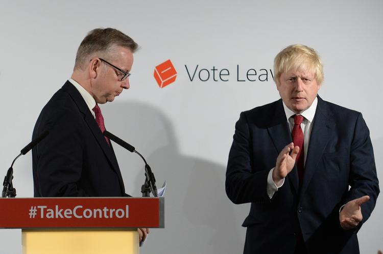 Udfordring. Michael Gove (tv.) og Boris Johnson har under hele kampagnen op til den britiske EU-afstemning stået sammen om at være det konservative partis to største fortalere for at forlade unionen. Nu har Gove vendt ryggen til sin kampfælle og siger, at Boris Johnson ikke har formatet til at lede landet. 
