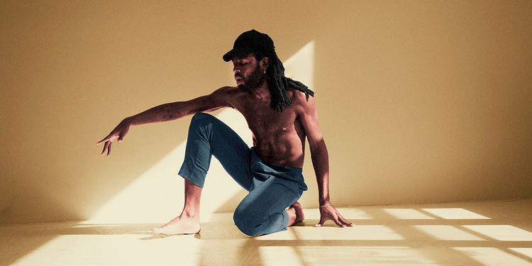 Blodappelsinen. Dev Hynes har produceret for et væld af kendte musikere, men fredag aften står han selv på scenen på Roskilde Festival. 